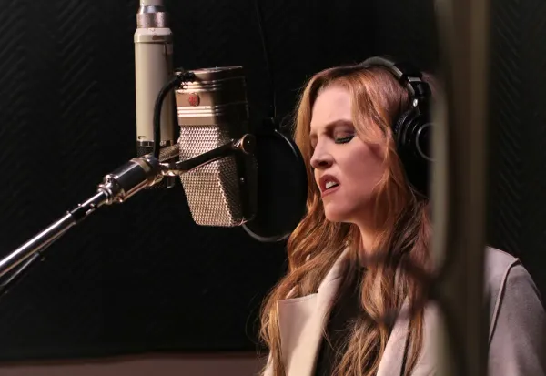 Lisa Marie Presley performing on American Idol